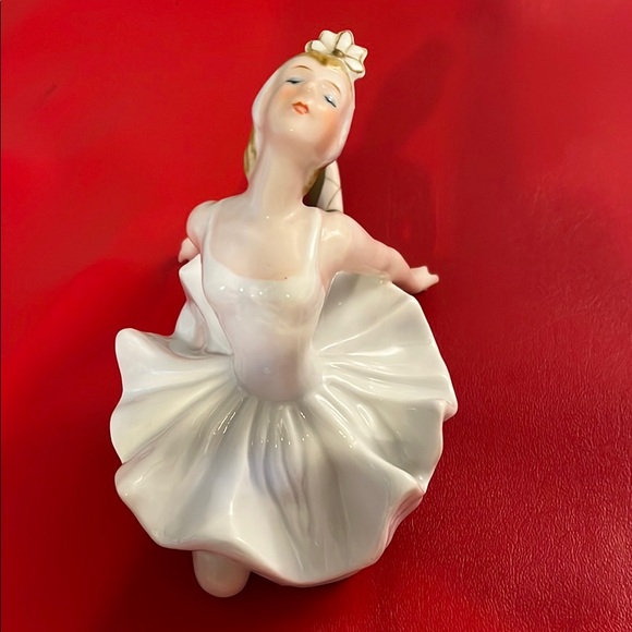 Vintage Porcelain Wallendorf Ballerina Swan Lakevery rare